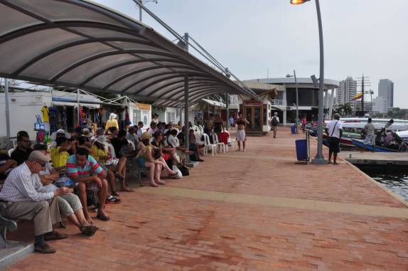 Turista aguardam  a sua vez de abordar no cais em Cartagena, para seguirem à Playa Blanca, na Colômbia